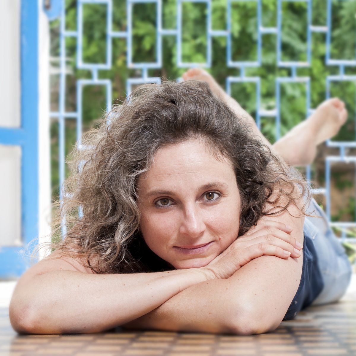 nnn Comédienne, metteure en scène, Aïcha Ayoub s’initie au théâtre auprès du metteur en scène et dramaturge tunisien Hafedh Djedidi. A Paris, elle obtient un DEA en Sémiologie du texte et documents, axe ses recherches sur les théâtres rituels (No, Kathakali, Ta’zieh) et poursuit sa formation au TCI (Théâtre de la Cité Internationale), à l’Atelier Blanche Salant et Paul Weaver, avec la danseuse et chorégraphe Butô Juju Alishina et la chorégraphe Elsa Wolliaston et avec le metteur en scène et pédagogue Yves Marc. Au Maroc et en France, elle joue sous la direction de Hamza Boulaiz, Asmaa Houri, Lydia Ziemke, Ghassan El Hakim et Bruno Thircuir et collabore en tant que dramaturge et auteure sur des projets pluridisciplinaires (théâtre/danse/musique/vidéo/cirque). Au sein de sa compagnie, avec des artistes de multiples origines et cultures, elle tente de construire avec la scène un espace-temps de rencontres et d’échanges avec le public où l’émotion et l’esthétique amorcent le dialogue et le questionnement. Depuis 2019, elle axe son travail de scène essentiellement sur le corps perceptif de l’artiste comme matériau de passage scénique. Par ses origines, Aïcha Ayoub est une artiste qui n’a cessé de se nourrir de son appartenance à deux parties du monde, le Sud et le Nord, l’Afrique et l’Europe. Attachée à ces deux continents, elle porte une importance aux liens qui unissent les cultures du monde à travers la scène.